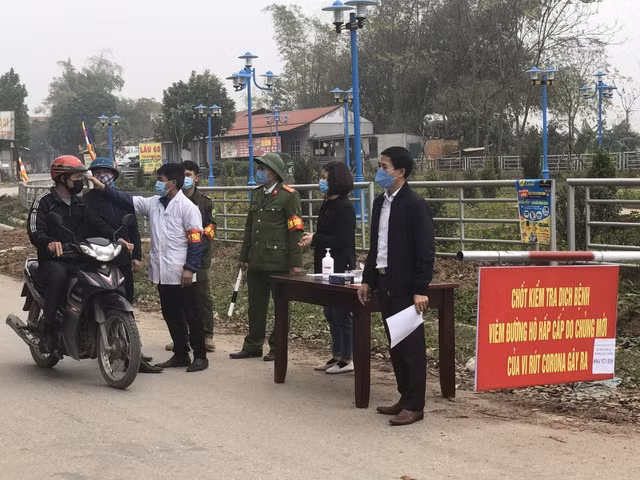 Ông Phạm Thanh Hải - Chánh văn phòng HĐND-UBND huyện Bình Xuyên (đầu tiên, bên phải) đi kiểm tra công tác tại chốt kiểm dịch trên địa bàn ở xã Sơn Lôi (Ảnh: Nguyễn Trường).