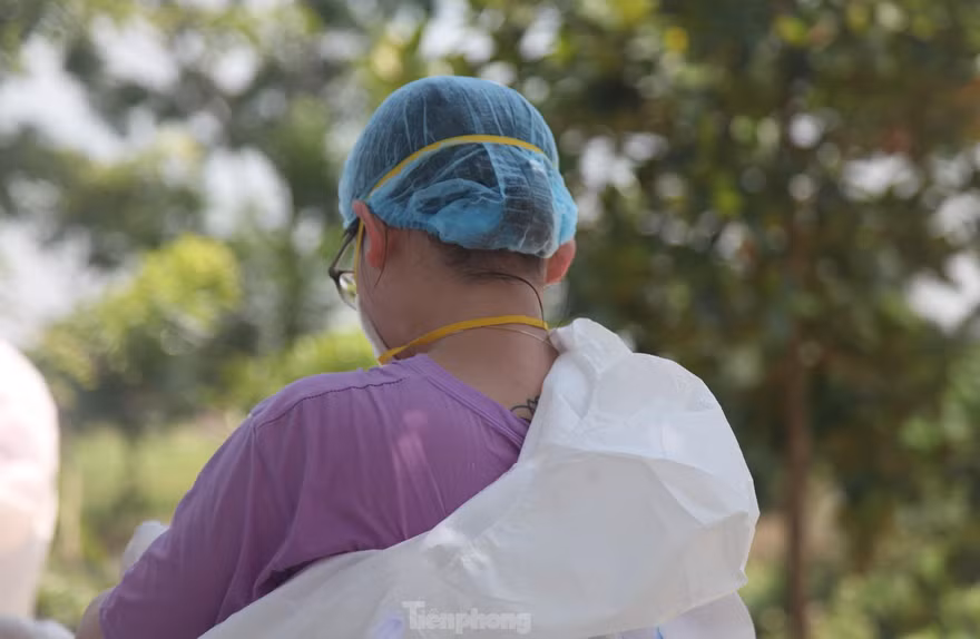 Tình nguyện viên chườm đá lạnh dưới cái nóng như đổ lửa tại tâm dịch Bắc Giang