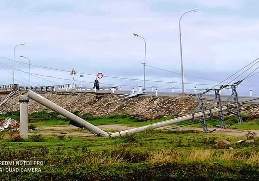 Cột điện gãy hàng loạt do bão cấp 8 hiện rất được dư luận, người dân quan tâm. Chủ tịch tỉnh TT-Huế cũng vừa nêu ý kiến, yêu cầu kiểm tra, đánh giá lại chất lượng để công khai cho dân biết.