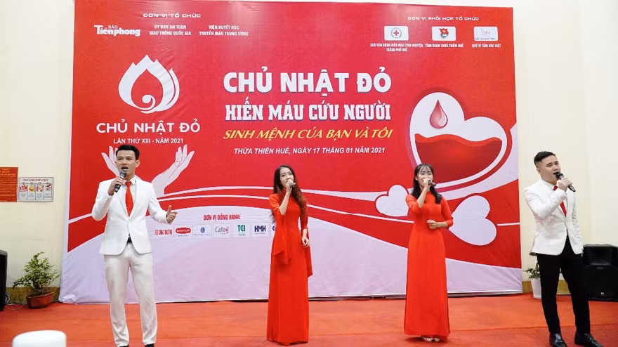 Bất chấp thời tiết bất lợi, Chủ Nhật Đỏ vẫn diễn ra tưng bừng tại Huế.