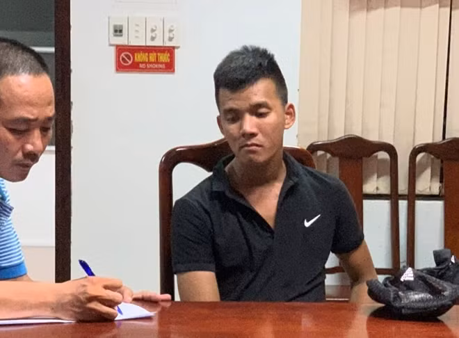 Công an lấy lời khai đối tượng Hồ Văn Ngân.