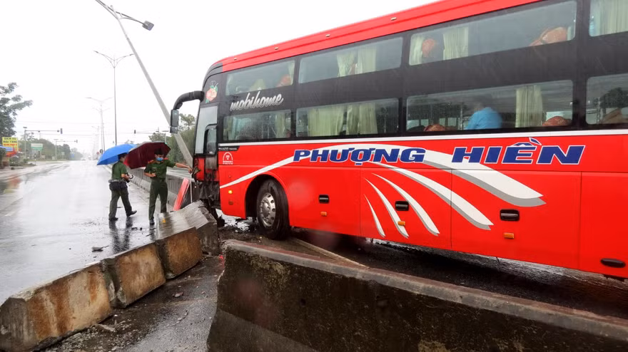 Khối bê tông dải phân cách Quốc lộ 1 bị xe khách "cắt lìa" gây nên tai nạn giao thông liên hoàn. Ảnh: Phong Anh