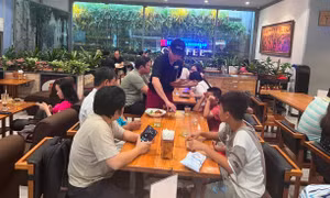 Sợ bị phạt, quán cà phê ‘tắt nhạc cho lành’