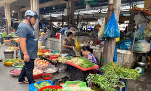 Giá rau xanh tại TPHCM 'giảm nhiệt', người tiêu dùng thở phào