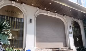 Ồ ạt đóng cửa hàng kim cương, điều gì đang xảy ra? 