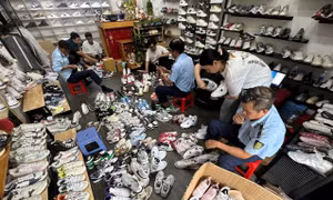 Sạp hàng nửa kín, nửa hở ở những 'thiên đường mua sắm' TPHCM