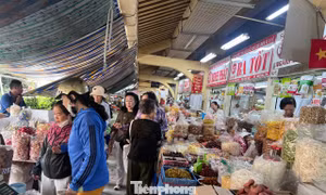 Cảnh tượng bất ngờ tại chợ sỉ bánh kẹo ngày Tết