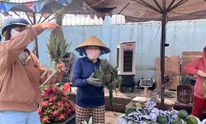 Sát Tết, trái cây "đội giá" vẫn bán chạy như tôm tươi