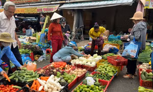 Giá rau củ 'tăng cấp' theo mưa bão