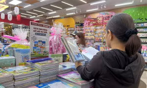 Chưa nghỉ hè, thị trường sách giáo khoa TPHCM đã 'nóng'