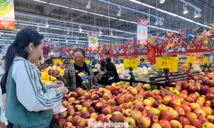 Thịt lợn, trái cây Việt lép vế trên 'sân nhà'