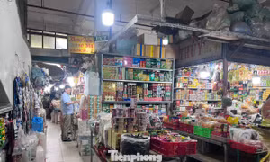 ‘Lệch pha’ mua sắm dịp lễ: Chợ đìu hiu, siêu thị không chỗ chen chân
