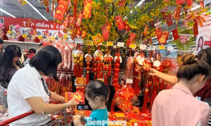 ‘Biển người’ xếp hàng dài chờ ăn uống, mua sắm dịp nghỉ Tết Dương lịch