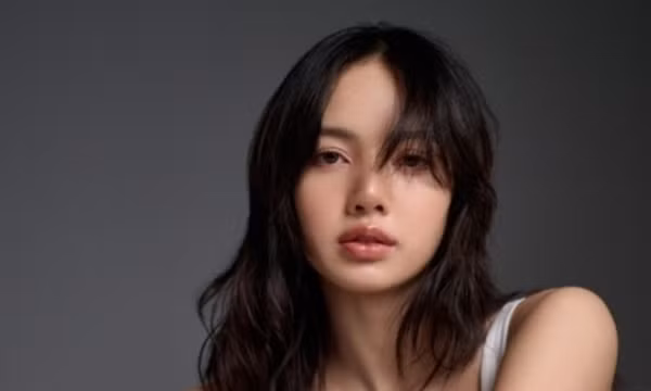 Giữa tin đồn hẹn hò, Lisa (BLACKPINK) 'nối gót' Jisoo và Rosé nói lời xin lỗi