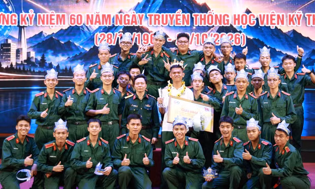 Binh nhất mê tìm hiểu quốc kỳ vô địch Olympia Học viện Kỹ thuật Quân sự