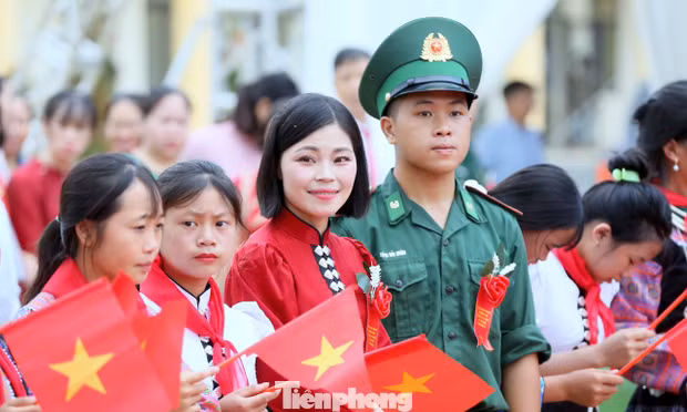 Người lính quân hàm xanh đồng hành thầy trò vùng biên đón năm học mới