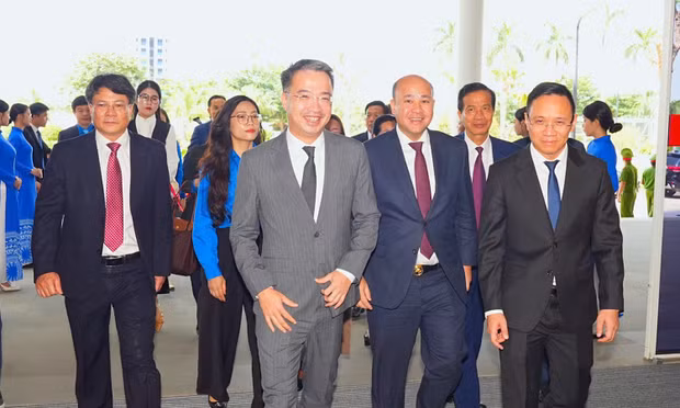 Ông Đào Trọng Đức - Phó Chủ tịch UBND TP Hải Phòng (phải ảnh) và anh Nguyễn Tường Lâm - Bí thư Trung ương Đoàn (giữa ảnh) tiếp đón Ngài Hun Many – Phó Thủ tướng Chính phủ, Bộ trưởng Bộ Dịch vụ công, Chủ tịch Hội LHTN và Đoàn đến thăm, làm việc tại Hải Phòng.