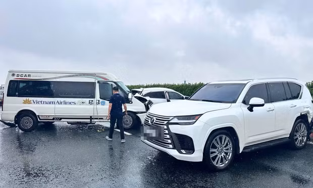 Chiếc Lexus trong tai nạn liên hoàn từng chạy quá tốc độ trên cao tốc