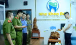 Cơ quan tố tụng đọc lệnh bắt đối với bác sĩ giả Hoàng Trọng Nguyên. Ảnh: Công an Lạng Sơn.