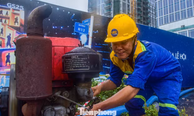 Công nhân dầm mưa bơm nước 'giải cứu' ngập chân cầu Ba Son