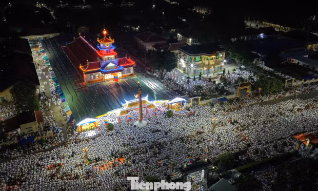 Biển người đổ về Tòa thánh Tây Ninh xem rồng nhang phun lửa
