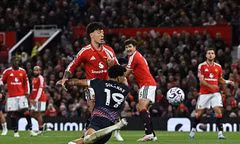Hàng thủ mắc sai lầm, MU ‘tặng’ điểm cho Tottenham