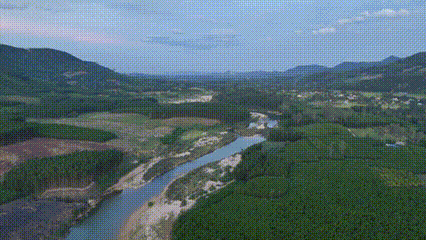 Cát tặc ngang nhiên 'rút ruột' sông Trà Bồng