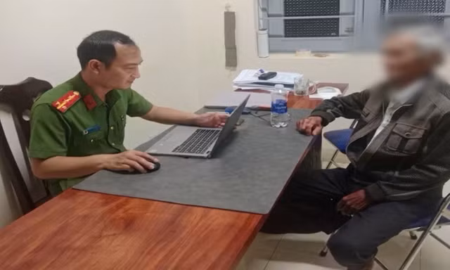 Lực lượng Công an mời làm việc đối với trường hợp L.V.T. (sinh năm 1960), trú phường Cư Bao. Ảnh: CAT Đắk Lắk
