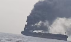 Tàu thương mại Iran trúng vật thể lạ ở eo biển Hormuz, năm người thương vong