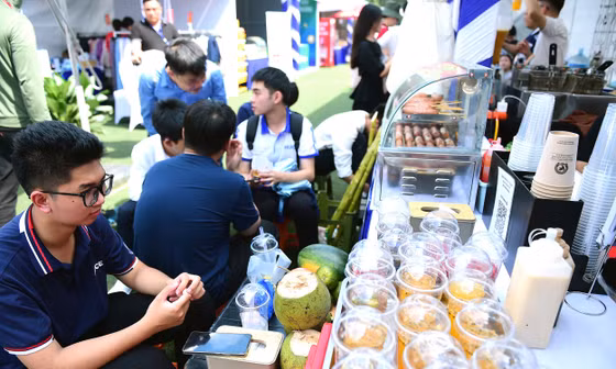 Khu ẩm thực ‘giá sinh viên’ hút giới trẻ tại Sóng Festival - Ngày thẻ Việt Nam 2025