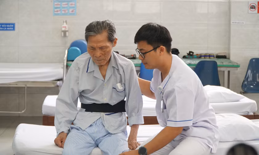Bệnh nhân được chăm sóc, phục hồi chức năng. Ảnh: Anh Nhàn