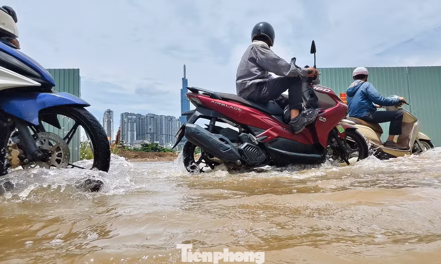 Từ những trận mưa lớn ở TPHCM: Bao giờ đường về nhà hết ngập?