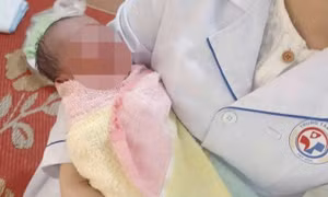 Bé trai sơ sinh bị bỏ rơi bên đường ở Đắk Lắk