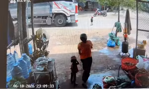 Chạy qua đường, bé trai 3 tuổi bị xe tải tông tử vong