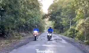 Tình nguyện viên băng rừng, vượt hàng chục cây số chở thí sinh đi thi