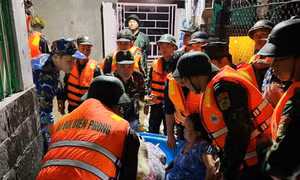 Bộ đội Biên phòng Lâm Đồng xuyên đêm cứu dân giữa dòng nước lũ