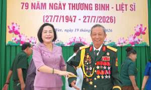 Phó Chủ tịch Quốc hội thăm, tặng quà người có công ở Đắk Lắk