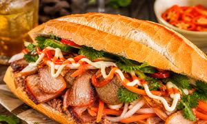 Chủ quán bánh mì làm 86 người ngộ độc bị phạt 80 triệu đồng, đình chỉ 3 tháng