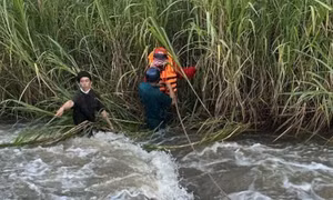 Qua cầu tràn, người phụ nữ bị nước lũ cuốn cả người và xe xuống suối