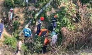 Đạp xe 'phượt' qua đèo, hai học sinh lao xuống vực sâu 50m