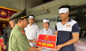 Cứu người dân khỏi vùng nguy hiểm, đại úy công an nhận tin dữ bố vợ tử nạn trong lũ