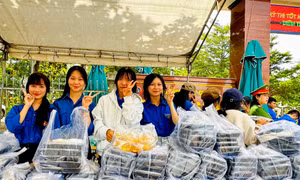 Thanh niên Gia Lai chuẩn bị sẵn cơm, mua kem tặng sĩ tử và phụ huynh