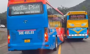 Xe khách Việt Tân Phát vượt ẩu, tông xe khác trên đèo Mang Yang