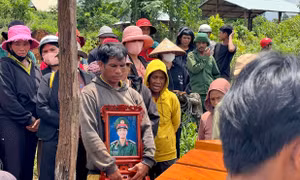 Truy thăng quân hàm vượt cấp cho chiến sĩ quên mình cứu hai người bị điện giật