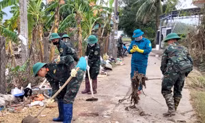 Chiến sĩ trẻ nhặt được xấp tiền 10 triệu đồng khi dọn đường