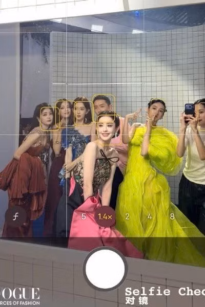 Thịnh Điển VOGUE 2026: Loạt ảnh selfie "bắt chước" Met Gala của dàn sao bị chê