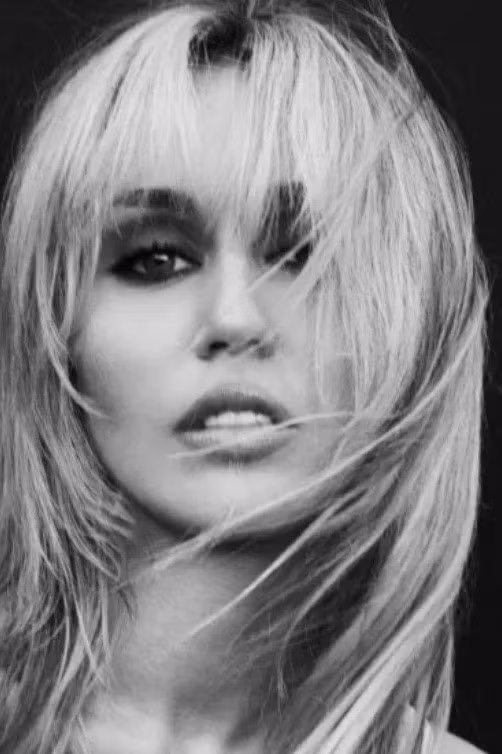 Miley Cyrus vươn lên Top 1 Billboard 200 sau hơn một thập kỷ với album mới