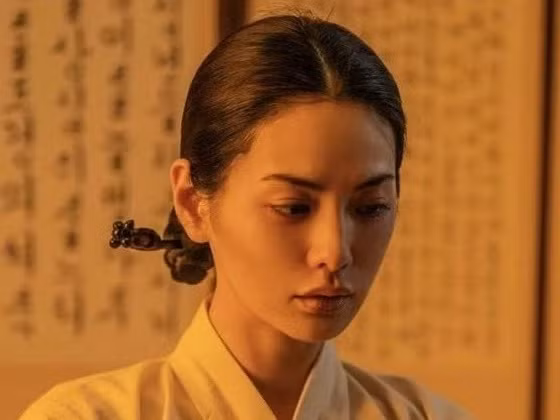 Mỹ nhân đẹp nhất thế giới phải xin lỗi vì tiêm môi trước khi đóng phim cổ trang