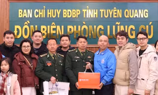 Trao tặng hàng trăm suất quà 'Đông ấm vùng cao' đến học sinh ở Tuyên Quang