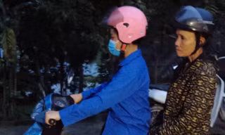 Vượt rào cản ngôn ngữ, đưa thủ tục hành chính về với dân bản vùng biên